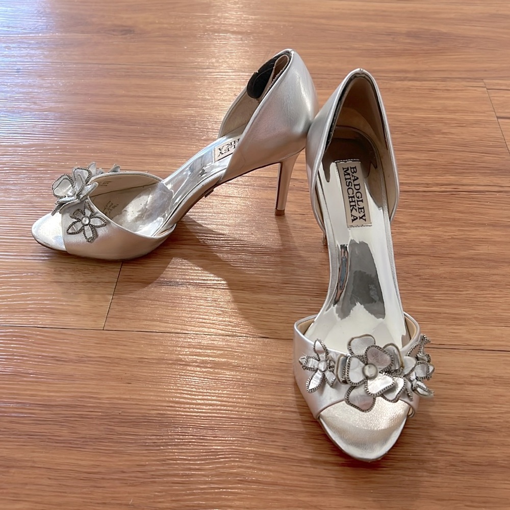 Badgley Mischka Silver Flower Heels Size 6.5